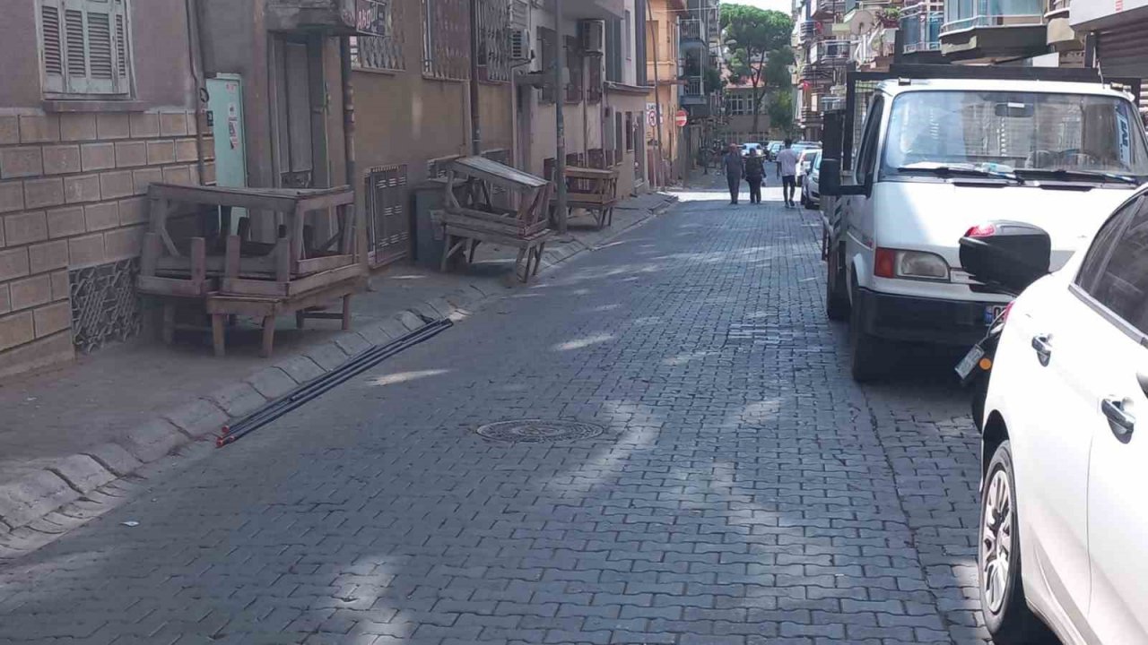 Kaldırımlardaki pazar tezgahlarının ulaşımı güçleştirdiği iddiası