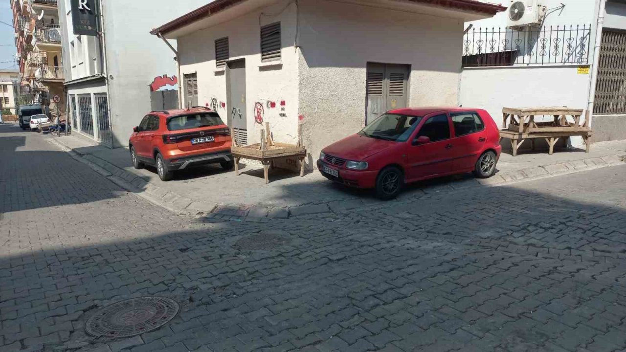 Kaldırımlardaki pazar tezgahlarının ulaşımı güçleştirdiği iddiası