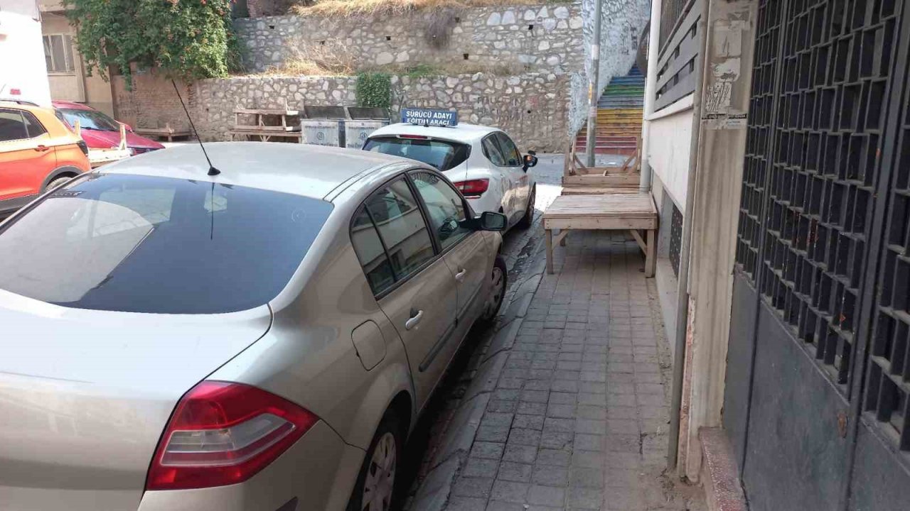 Kaldırımlardaki pazar tezgahlarının ulaşımı güçleştirdiği iddiası