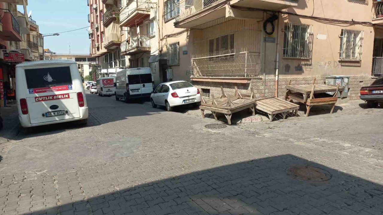 Kaldırımlardaki pazar tezgahlarının ulaşımı güçleştirdiği iddiası