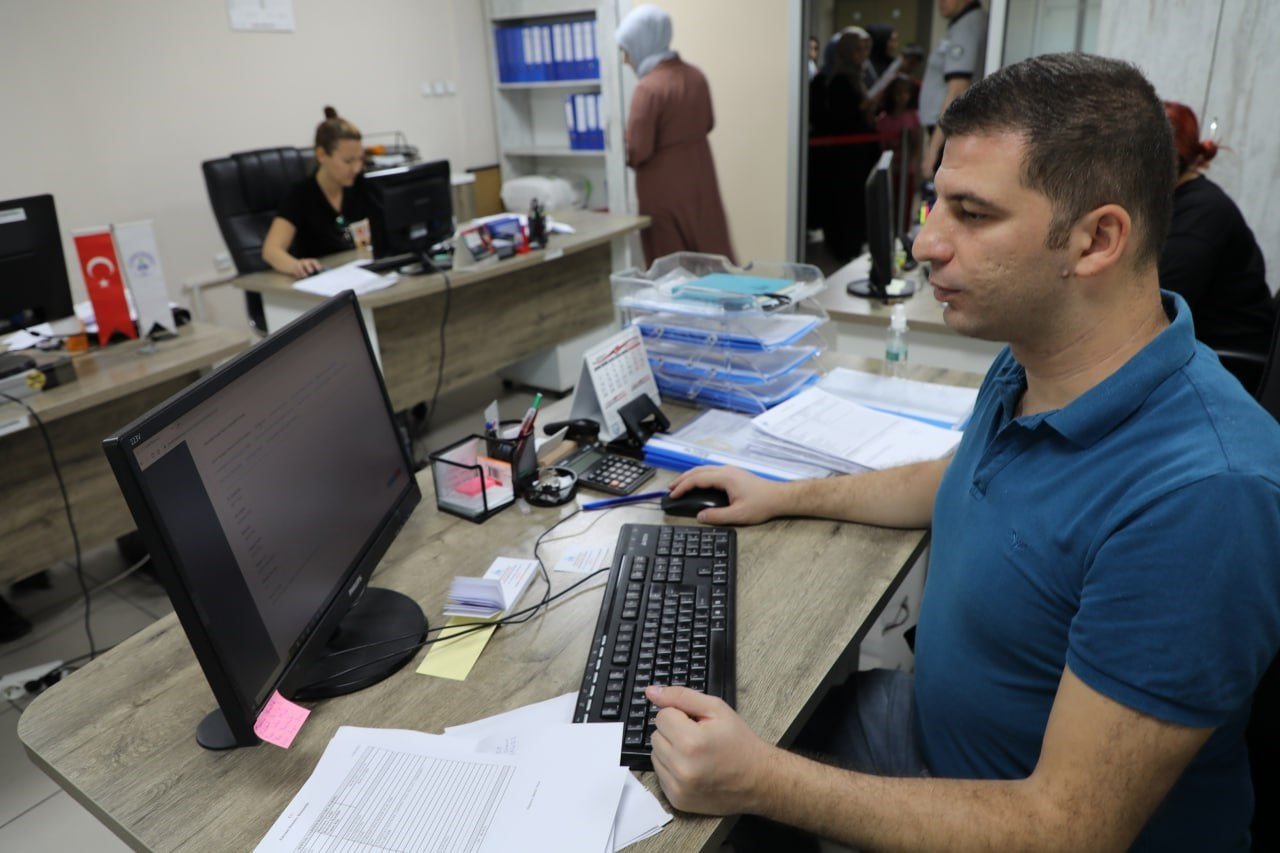 Edremit Belediyesi’nden kırtasiye yardımı