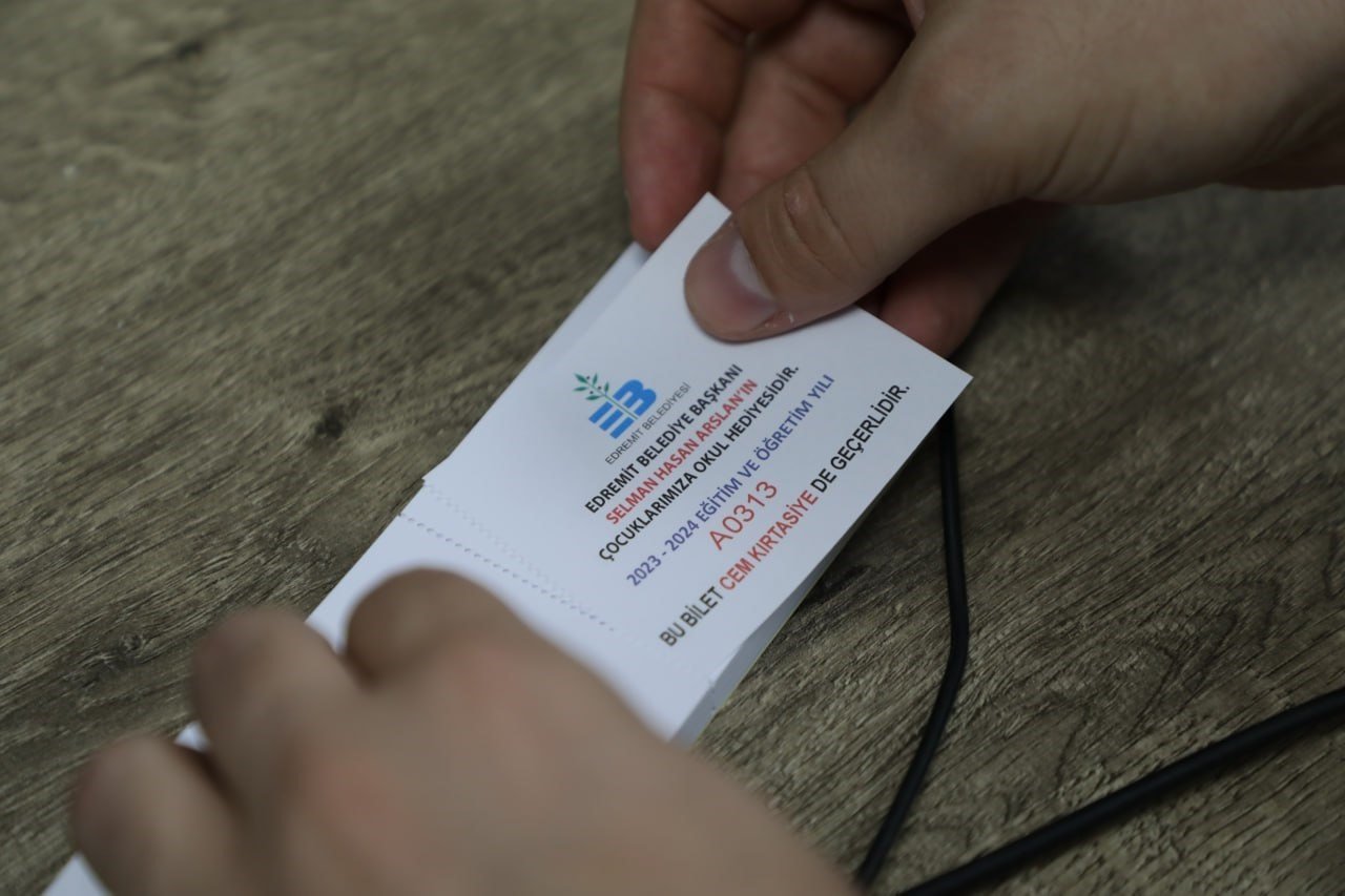 Edremit Belediyesi’nden kırtasiye yardımı