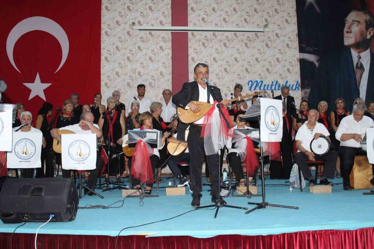 Gömeç’te halk müziği konseri büyük ilgi gördü