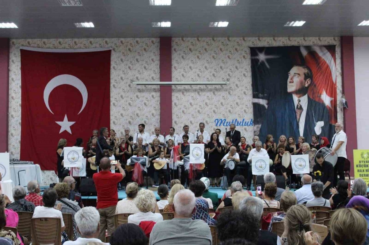 Gömeç’te halk müziği konseri büyük ilgi gördü