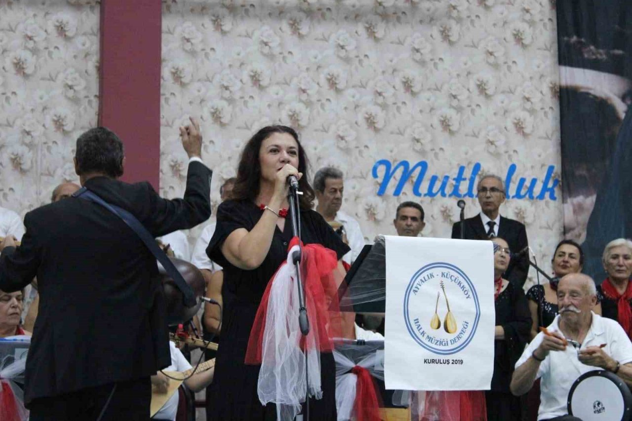 Gömeç’te halk müziği konseri büyük ilgi gördü