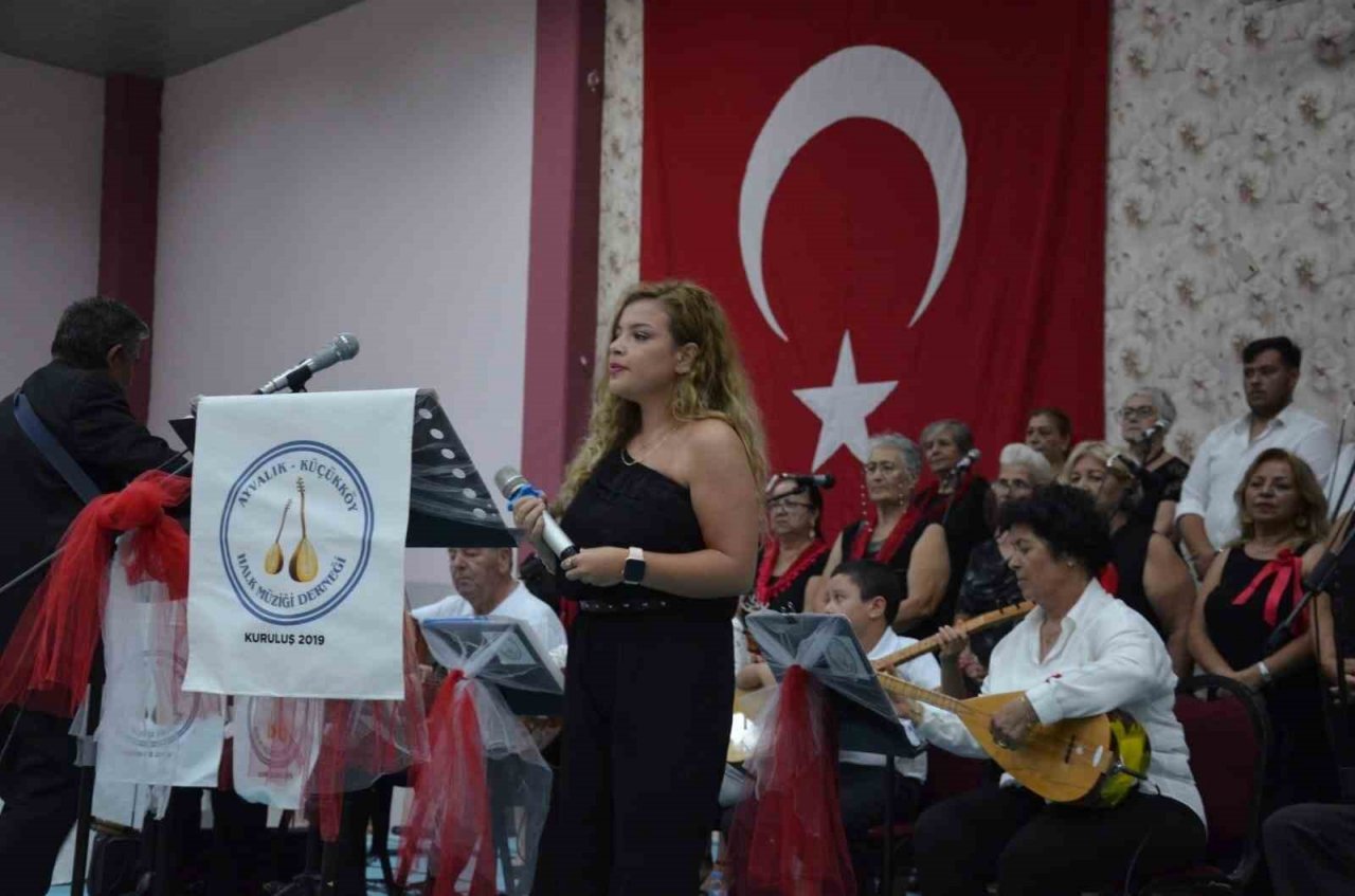 Gömeç’te halk müziği konseri büyük ilgi gördü