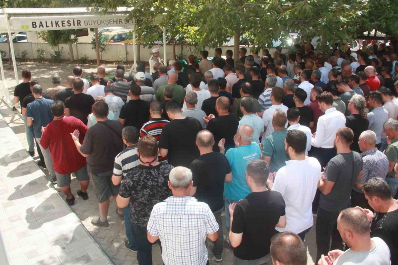 Trafik kazasında ölen çift son yolculuğunu uğurlandı