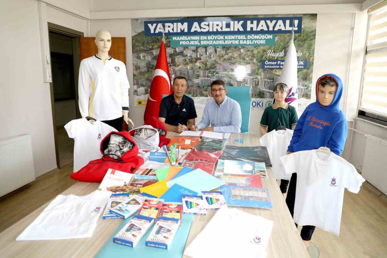 Şehzadeler Belediyesi’nden 2 bin 500 öğrenciye kıyafet ve kırtasiye desteği