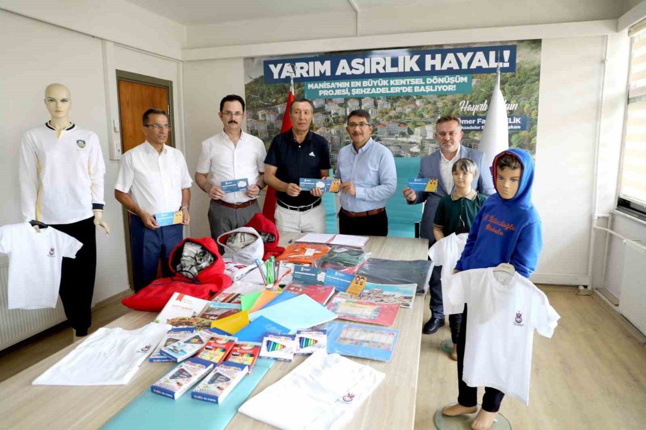 Şehzadeler Belediyesi’nden 2 bin 500 öğrenciye kıyafet ve kırtasiye desteği