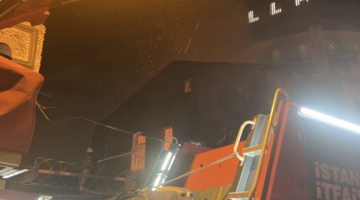 Beyoğlu’nda 2 katlı metruk bina alev alev yandı