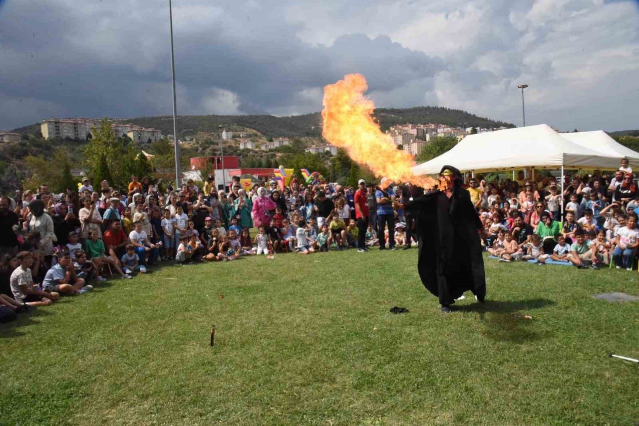 Bilecik’te yüzlerce çocuk şenlikte bir araya geldi