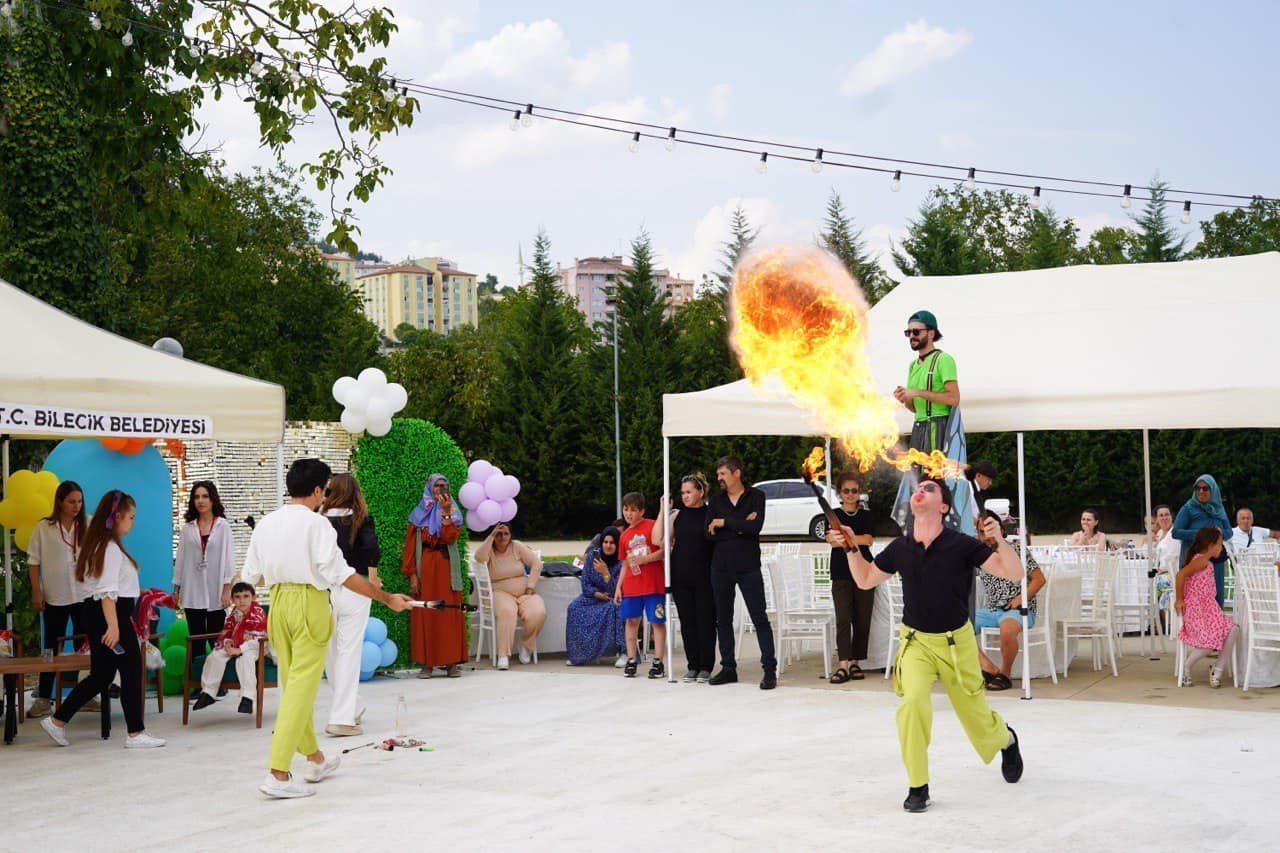 Bilecik’te yüzlerce çocuk şenlikte bir araya geldi