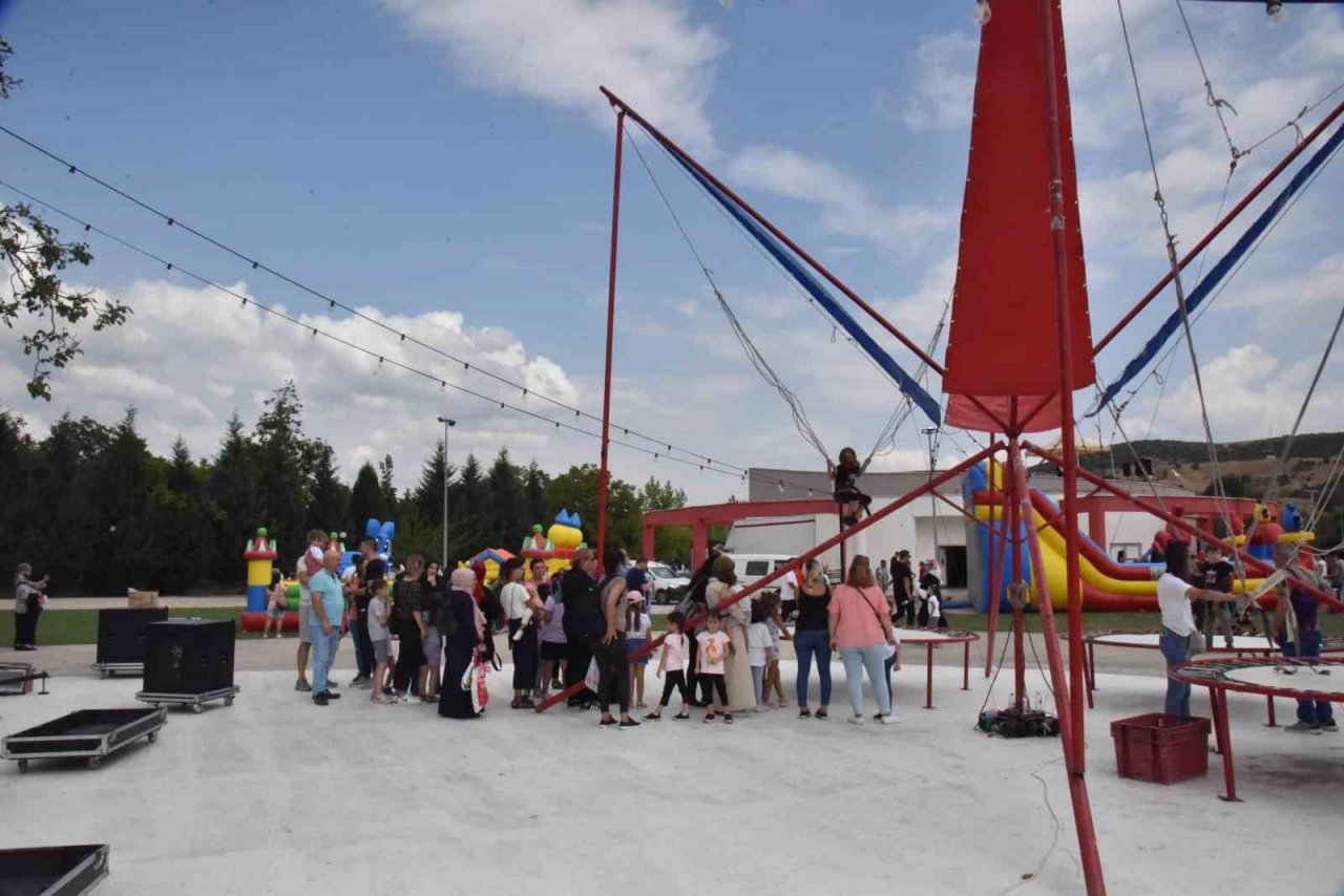 Bilecik’te yüzlerce çocuk şenlikte bir araya geldi