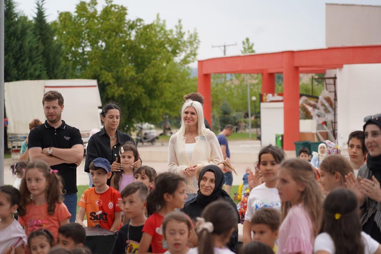 Bilecik’te yüzlerce çocuk şenlikte bir araya geldi