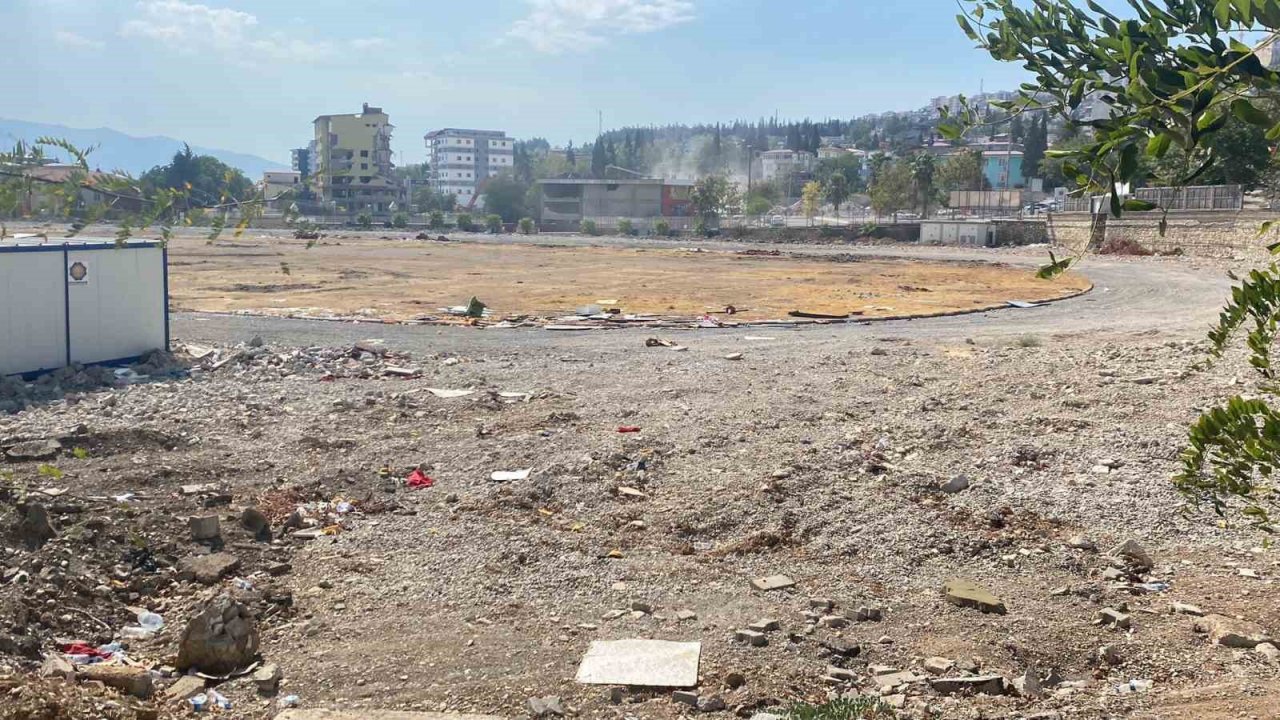 Depremden önce futbol sahası, şimdi ise boş bir arazi