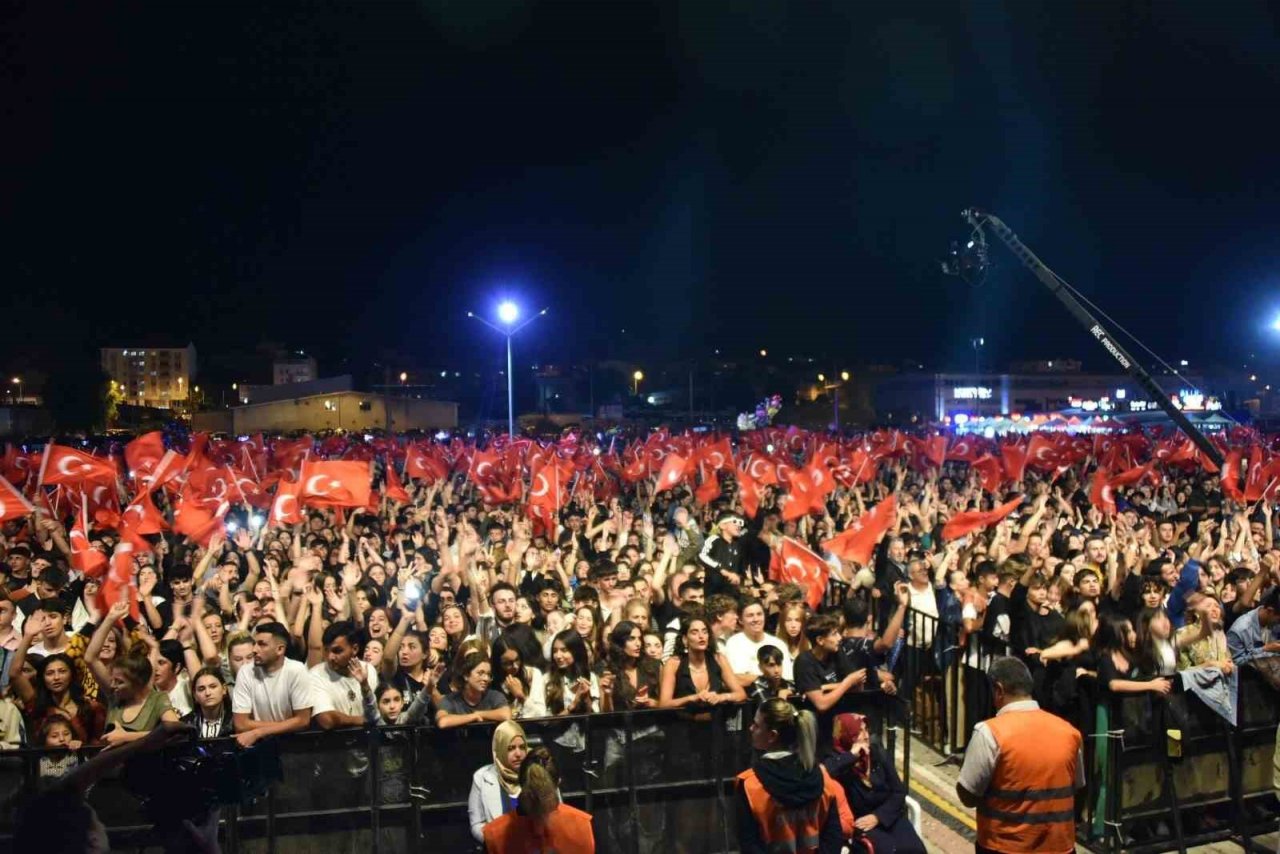 Bozüyük kurtuluşunu Sıla’nın muhteşem konseri ile kutladı