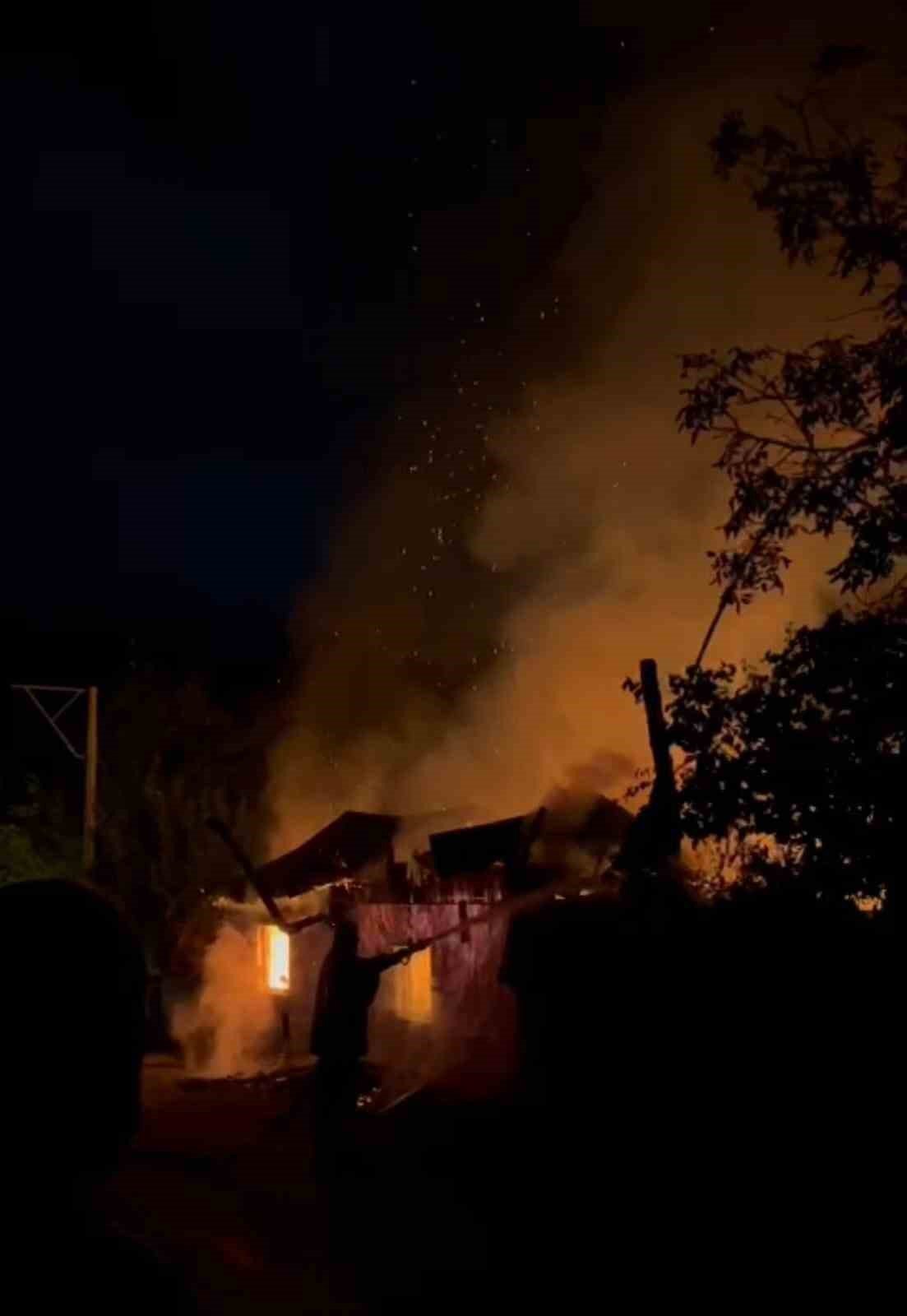 Ahşap evde çıkan yangın evi kullanılamaz hale getirdi