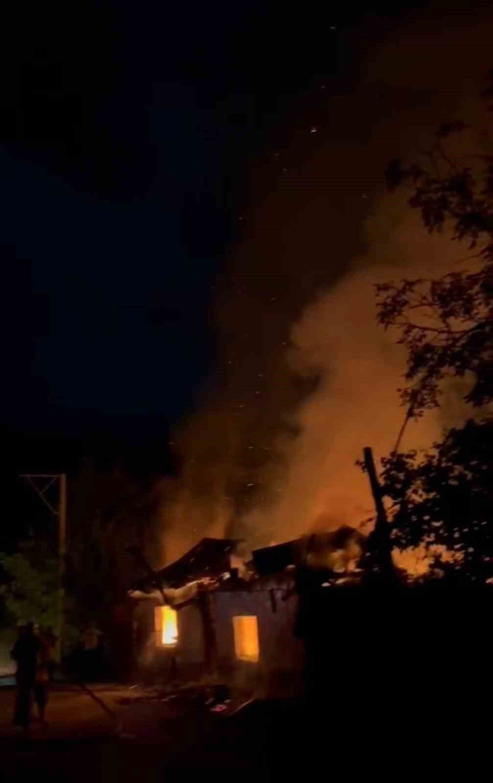 Ahşap evde çıkan yangın evi kullanılamaz hale getirdi