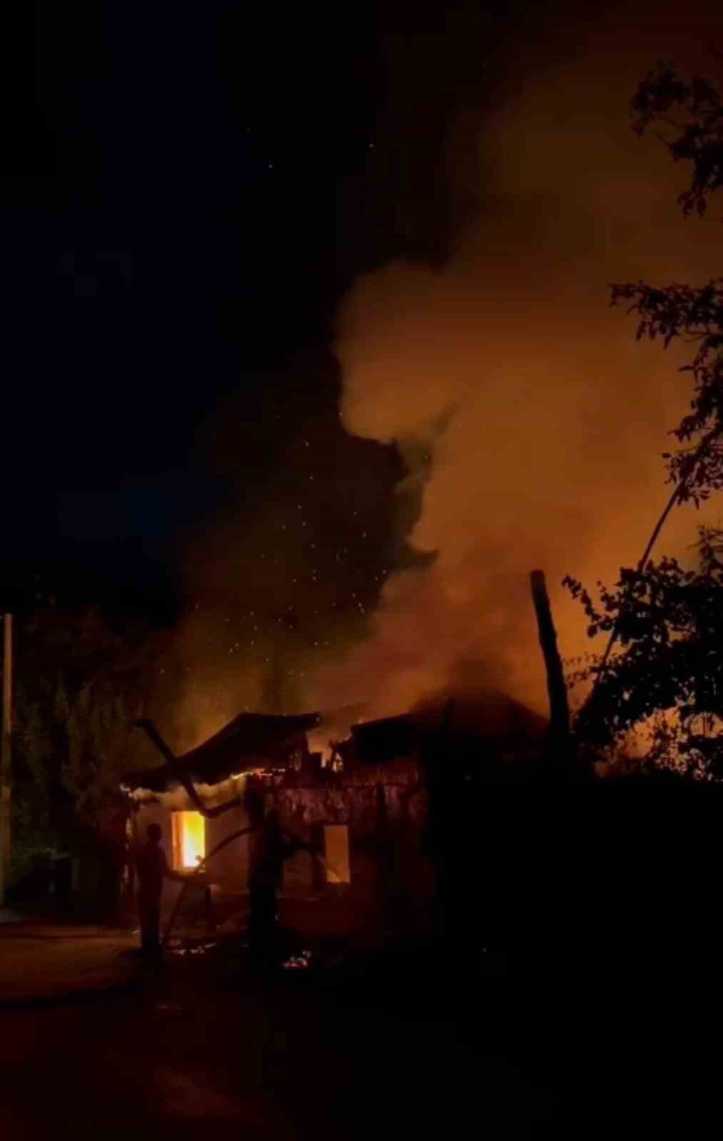 Ahşap evde çıkan yangın evi kullanılamaz hale getirdi
