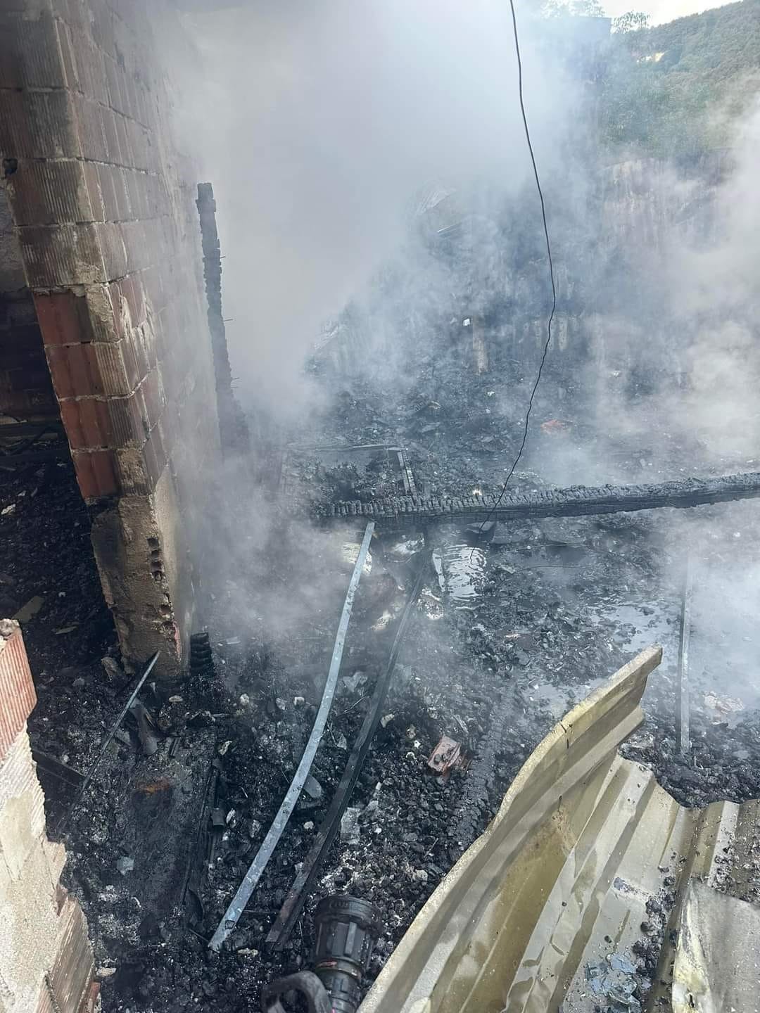 Ahşap evde çıkan yangın evi kullanılamaz hale getirdi