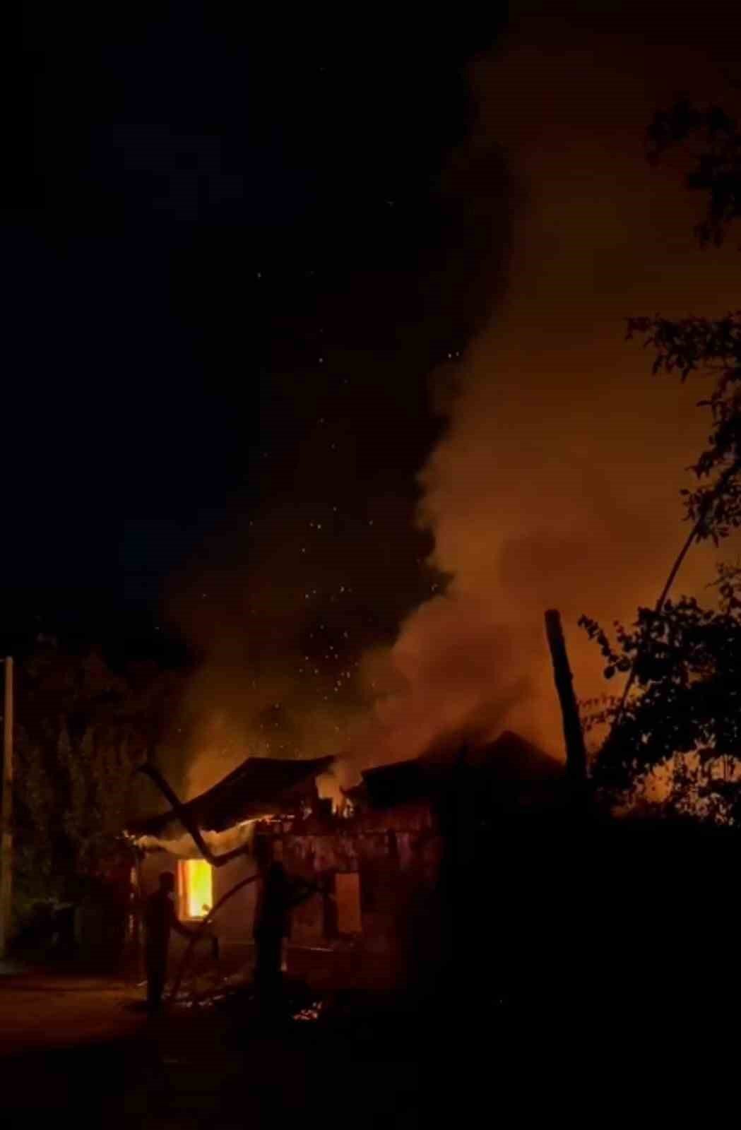 Ahşap evde çıkan yangın evi kullanılamaz hale getirdi