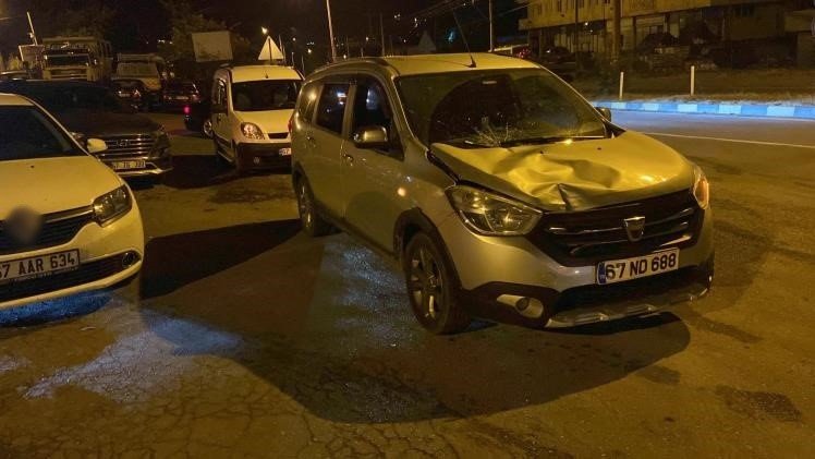 Caddeden karşıya geçmek isteyen kadına otomobil çarptı: 1 yaralı