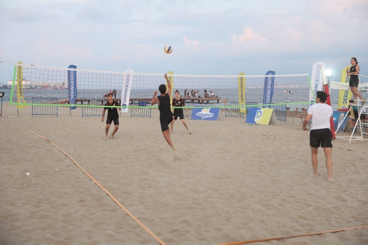 Derince’de plaj voleybolu heyecanı