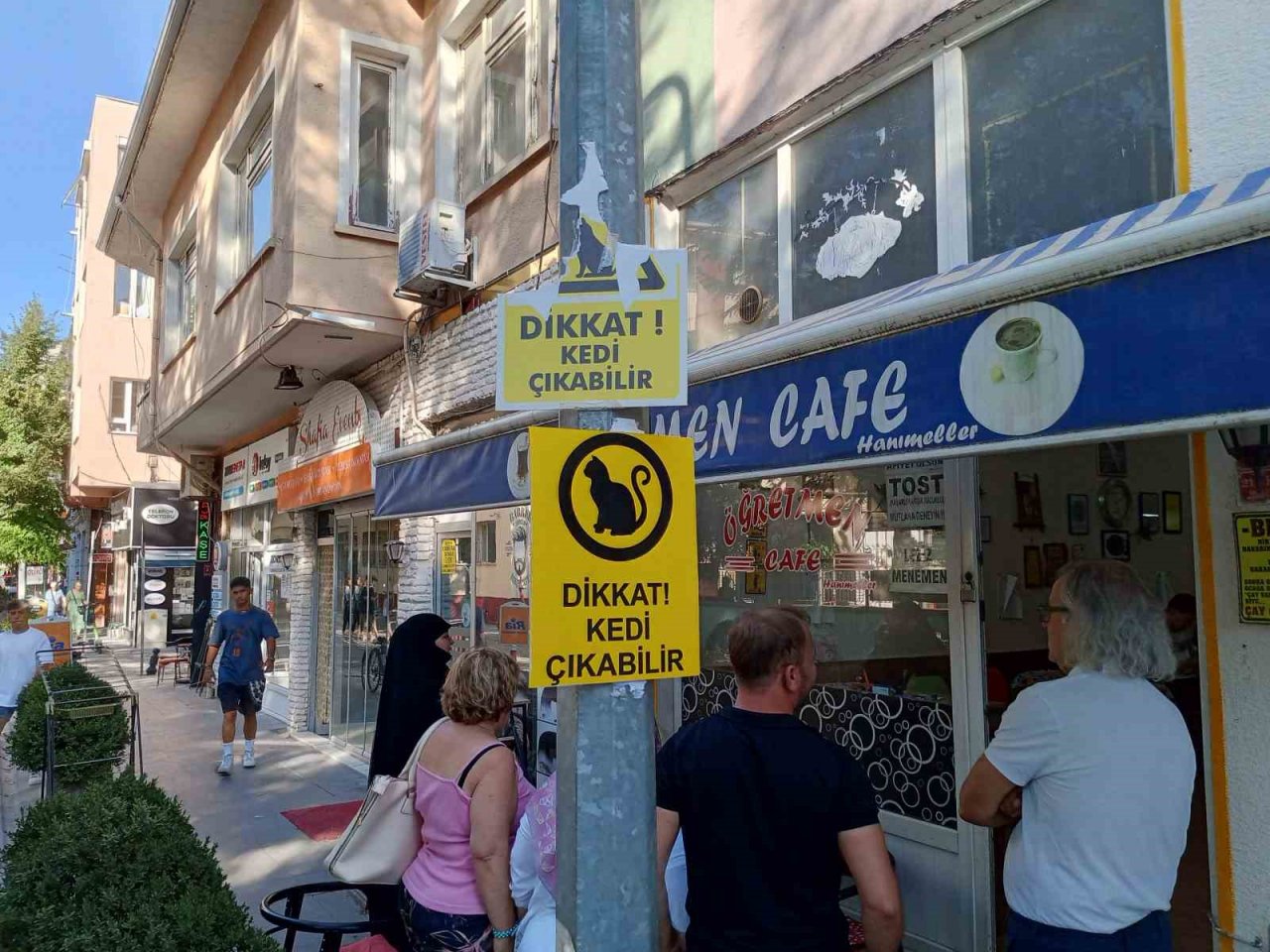 Vandallar hayvansever esnafın plastik uyarı levhasına göz dikti