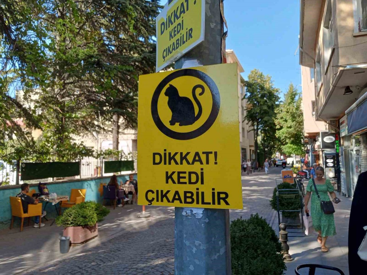Vandallar hayvansever esnafın plastik uyarı levhasına göz dikti