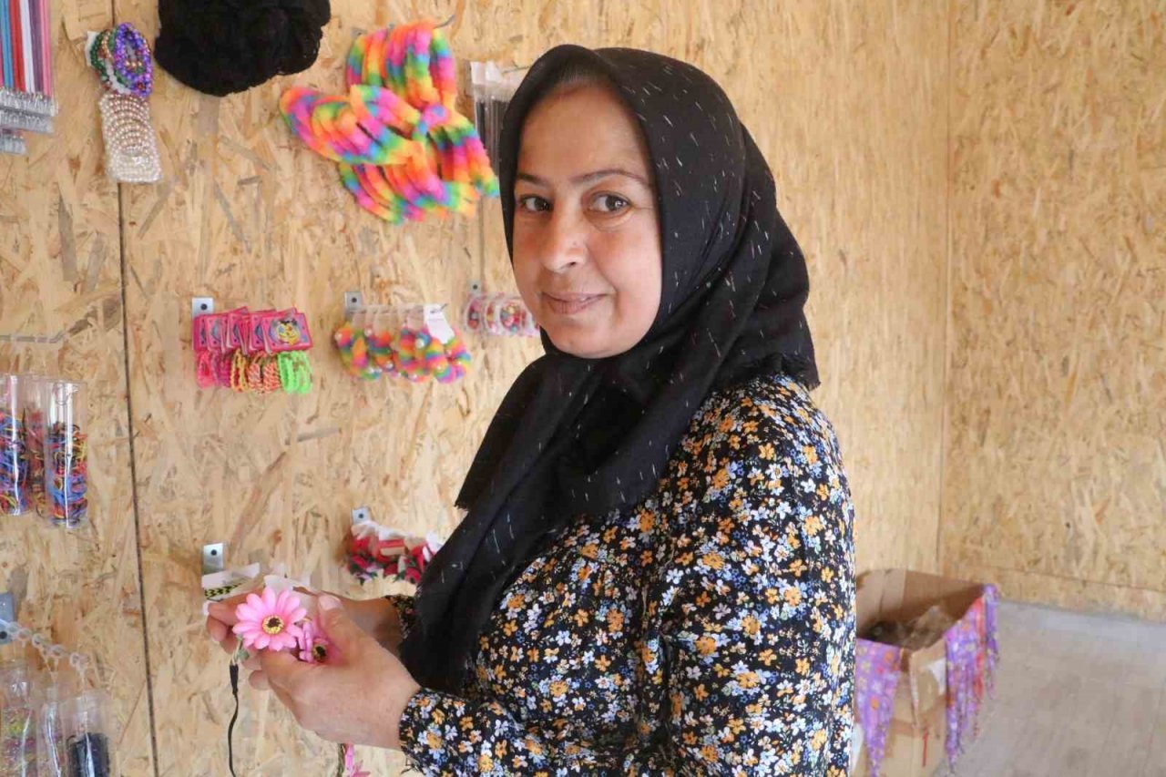 Asrın felaketinde iş yerlerini kaybeden esnaf, deprem çarşısında mücadelesini sürdürüyor