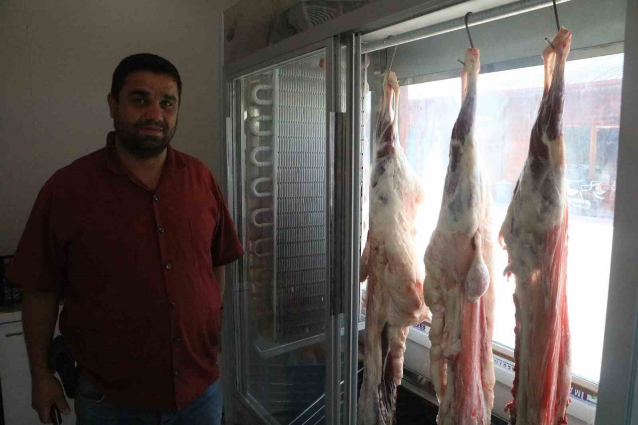 Asrın felaketinde iş yerlerini kaybeden esnaf, deprem çarşısında mücadelesini sürdürüyor