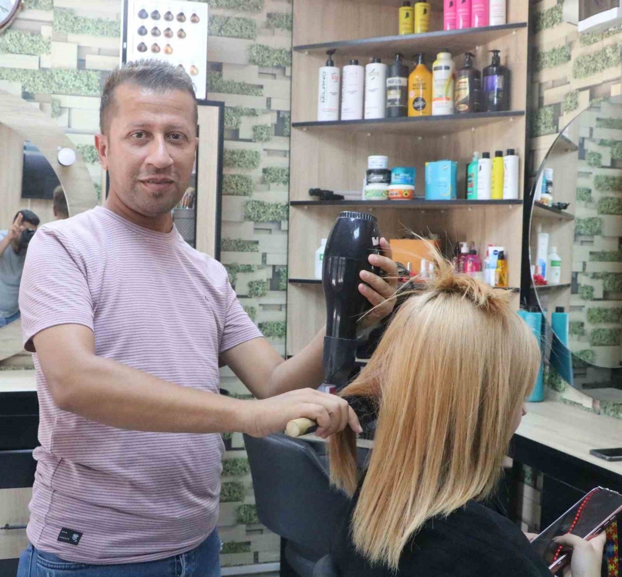 Asrın felaketinde iş yerlerini kaybeden esnaf, deprem çarşısında mücadelesini sürdürüyor