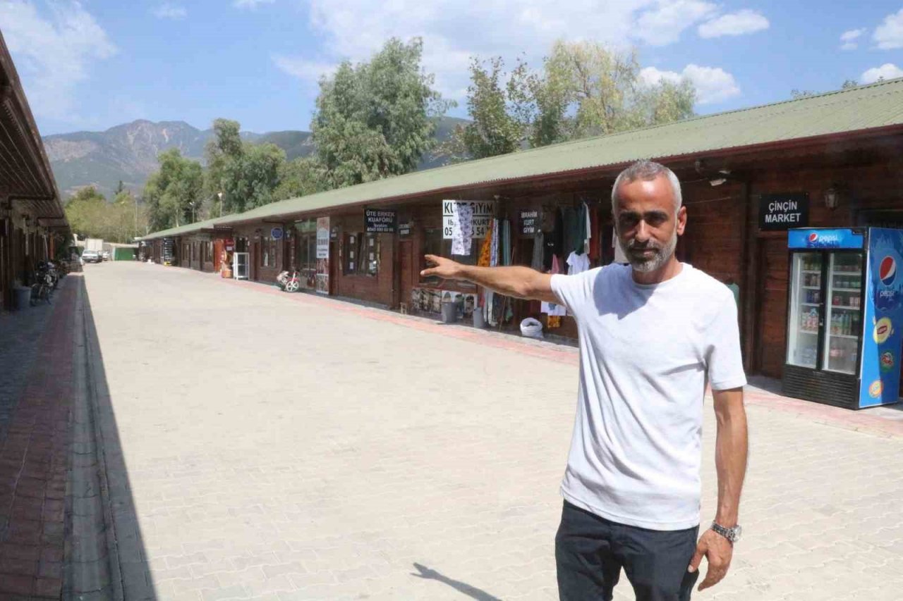 Asrın felaketinde iş yerlerini kaybeden esnaf, deprem çarşısında mücadelesini sürdürüyor