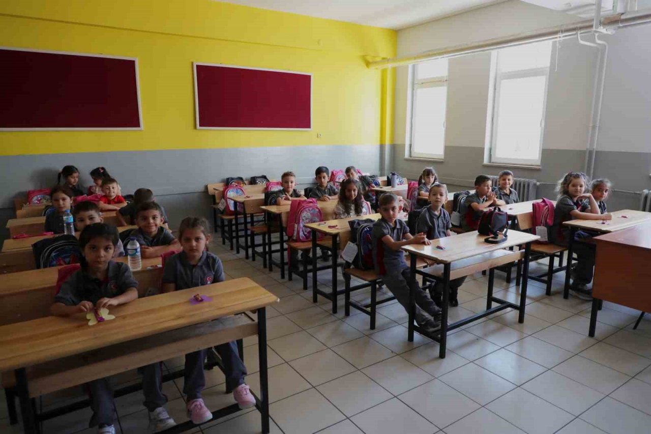 Gemlik’te kırtasiye setleri Başkan Uğur amcadan