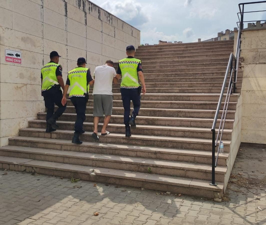 Kiralık evde uyuşturucu satarken jandarmaya yakalandı