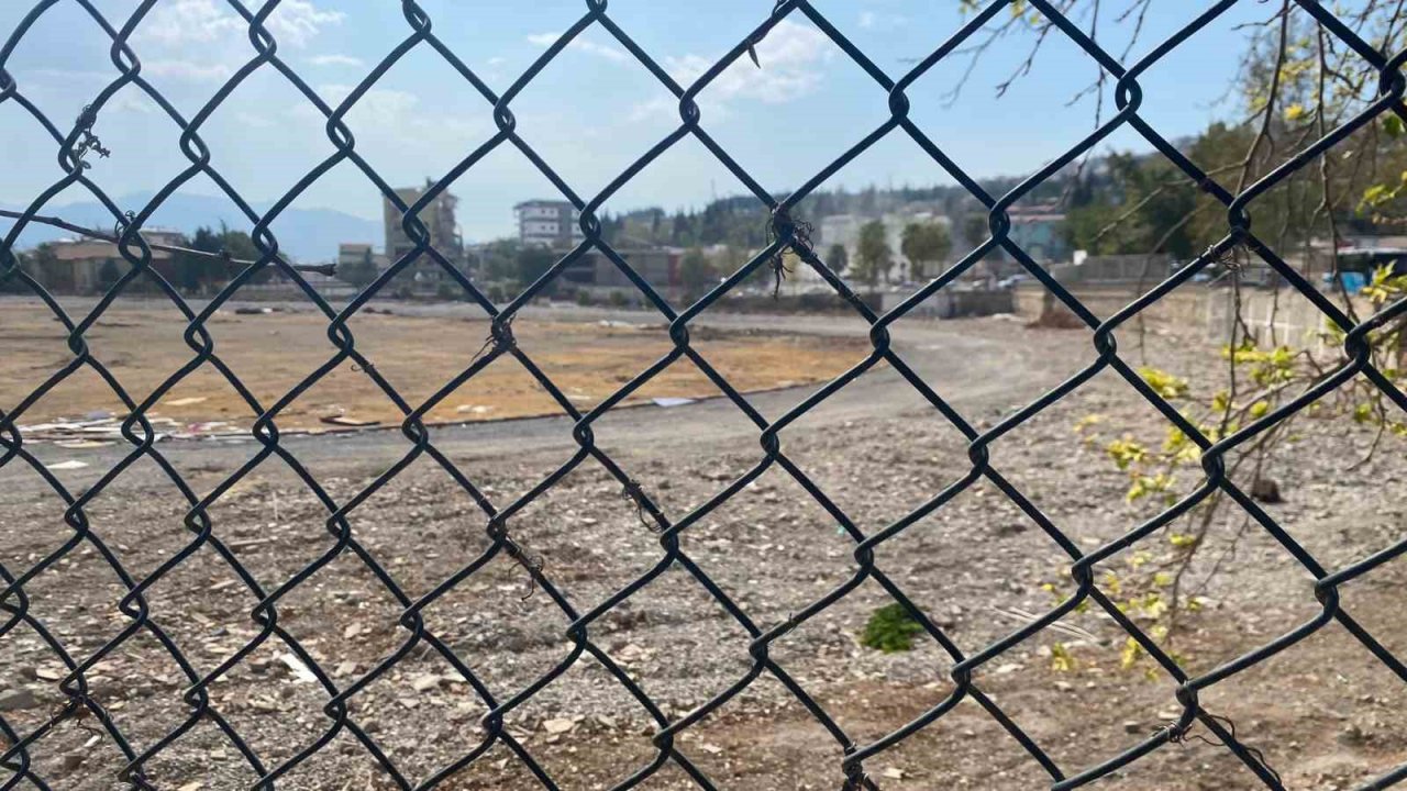 Depremden önce futbol sahası, şimdi ise boş bir arazi