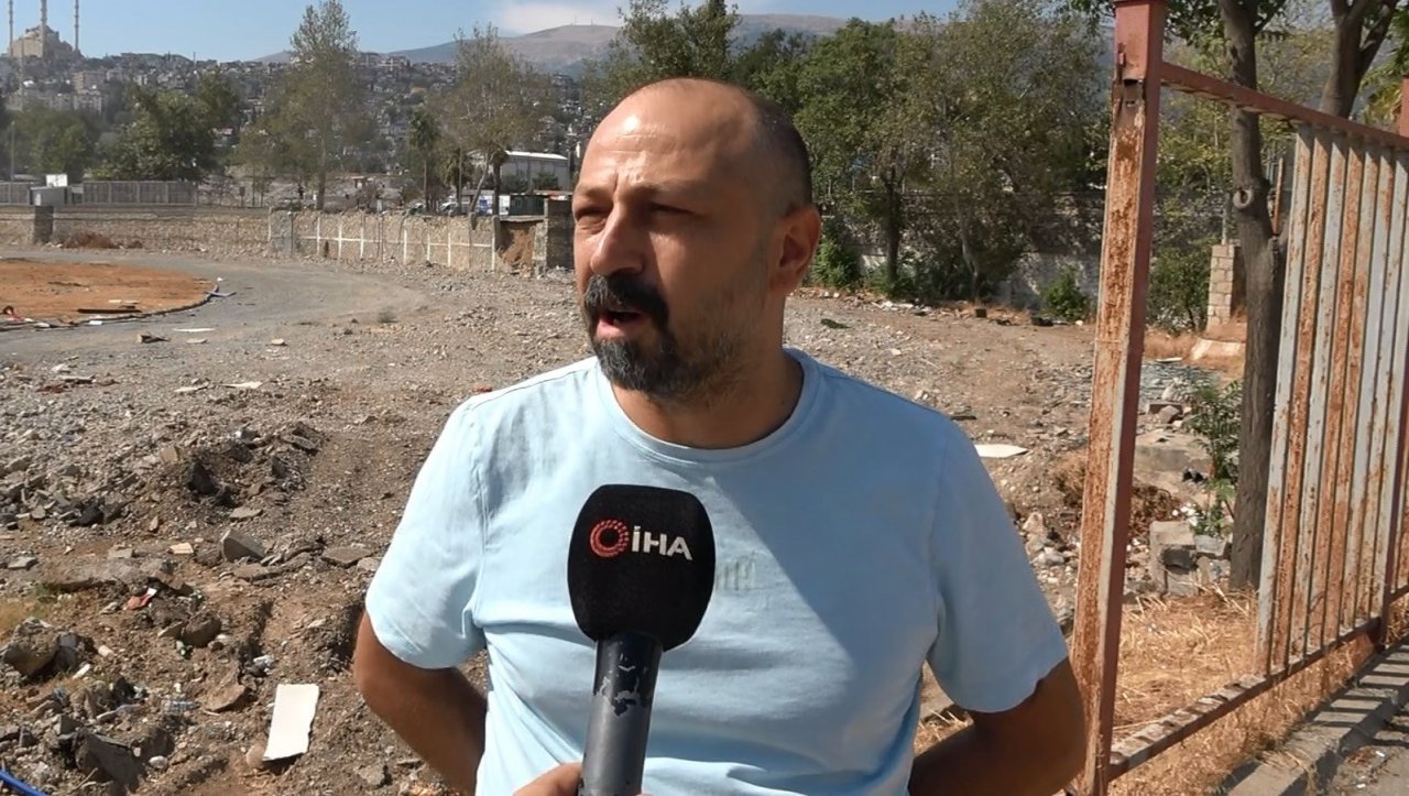 Depremden önce futbol sahası, şimdi ise boş bir arazi