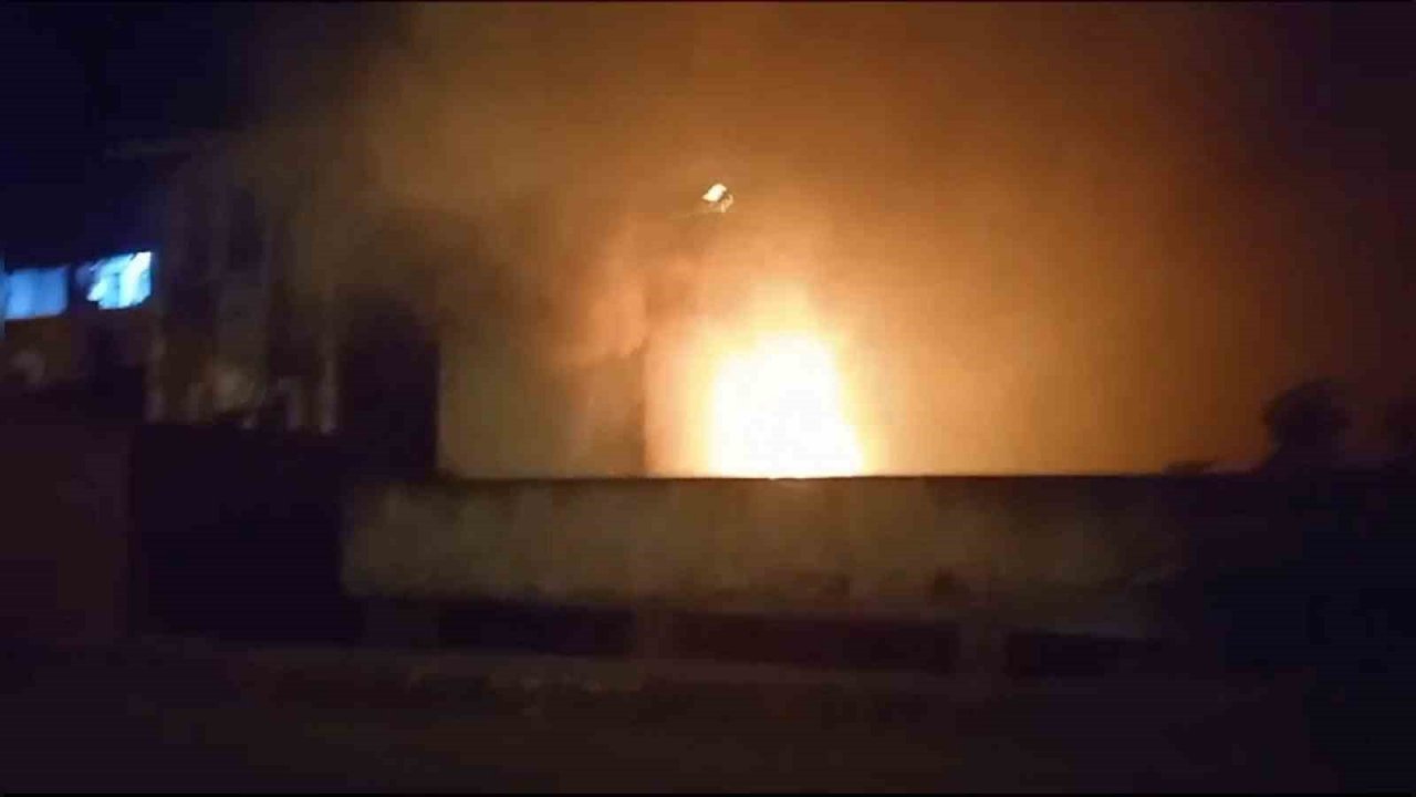 Müstakil ev alevlere teslim oldu