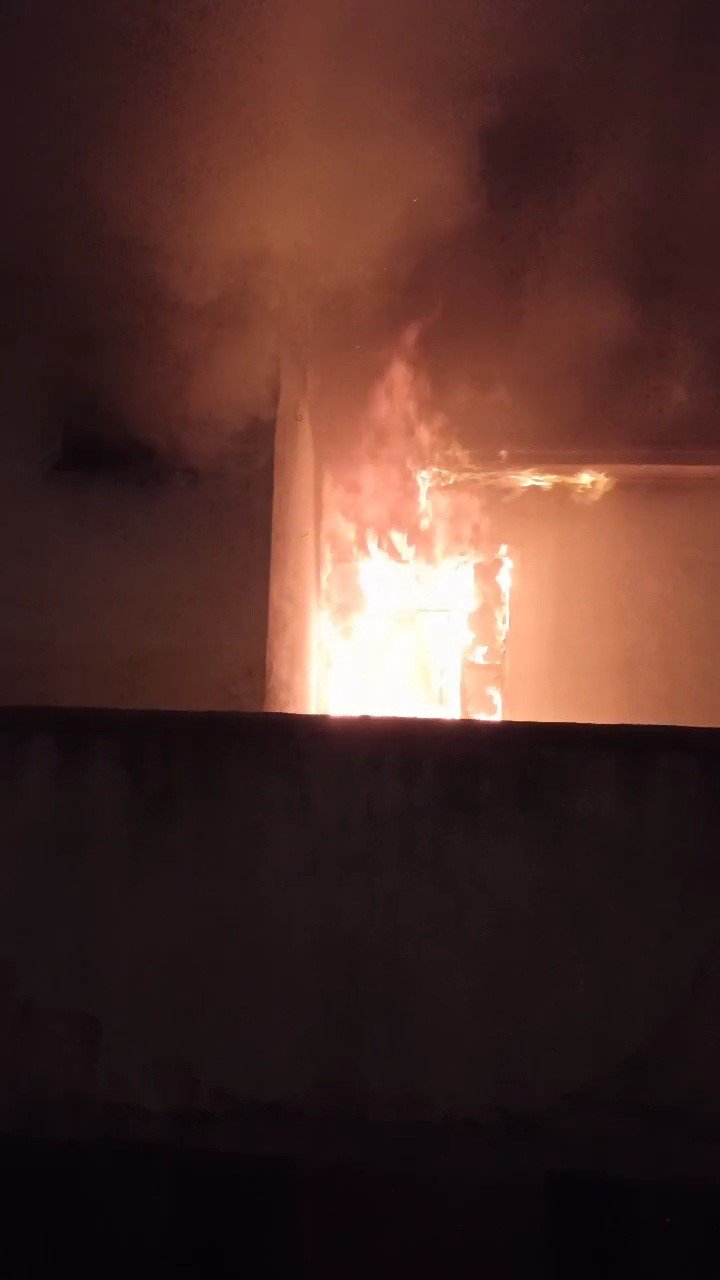 Müstakil ev alevlere teslim oldu