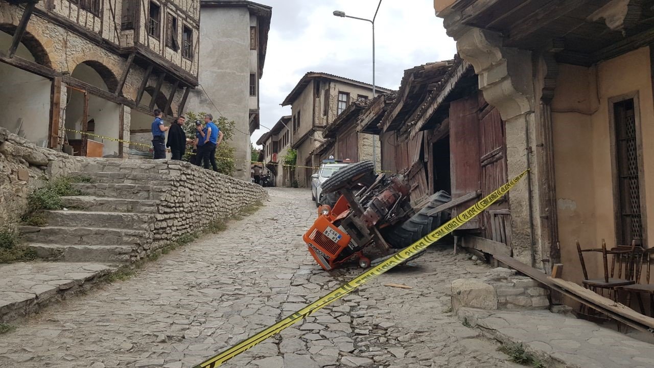 Devrilen traktörün altında kalan sürücü ağır yaralandı