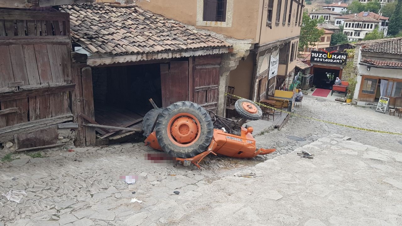 Devrilen traktörün altında kalan sürücü ağır yaralandı