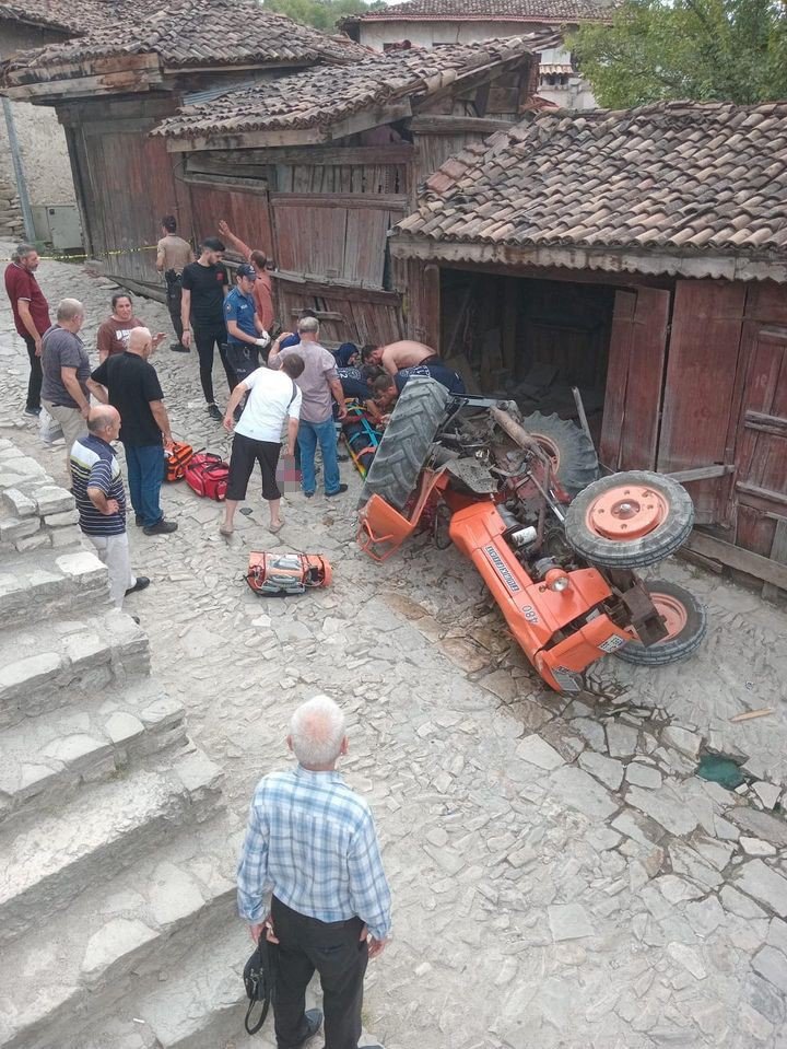 Devrilen traktörün altında kalan sürücü ağır yaralandı
