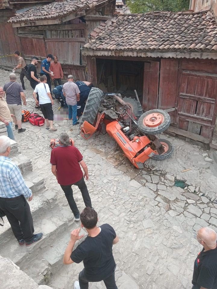 Devrilen traktörün altında kalan sürücü ağır yaralandı