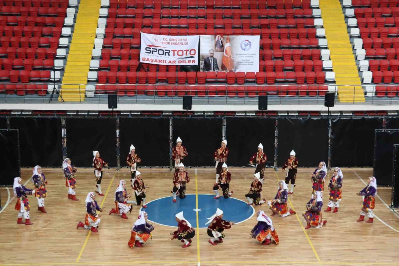 Karaman’da kulüpler arası halk oyunları grup yarışması yapıldı