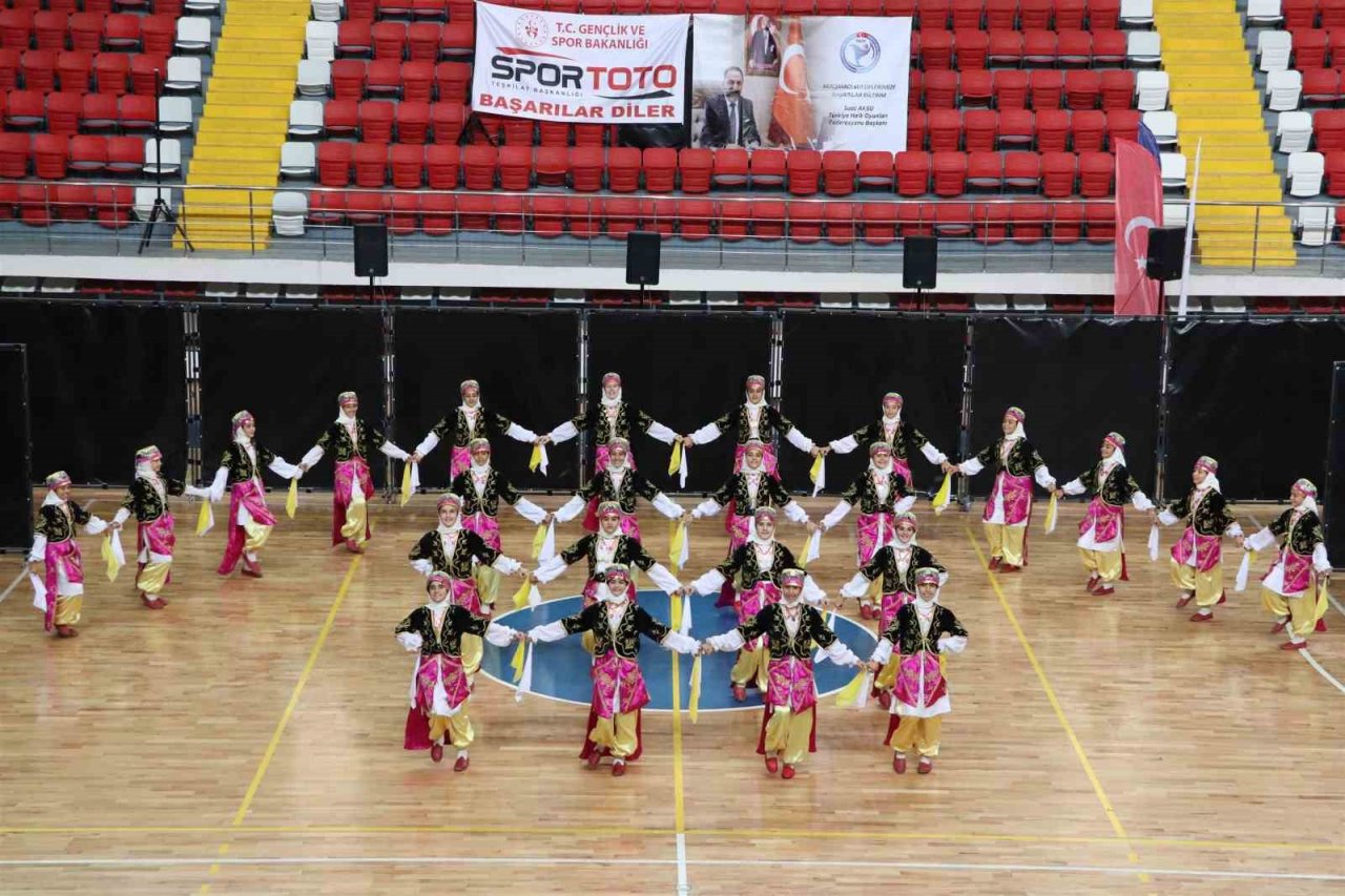 Karaman’da kulüpler arası halk oyunları grup yarışması yapıldı