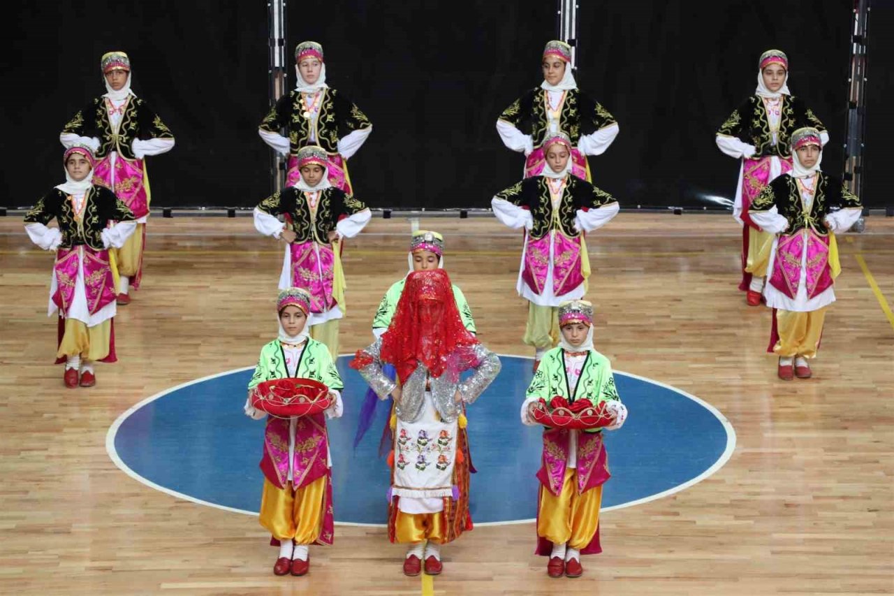 Karaman’da kulüpler arası halk oyunları grup yarışması yapıldı