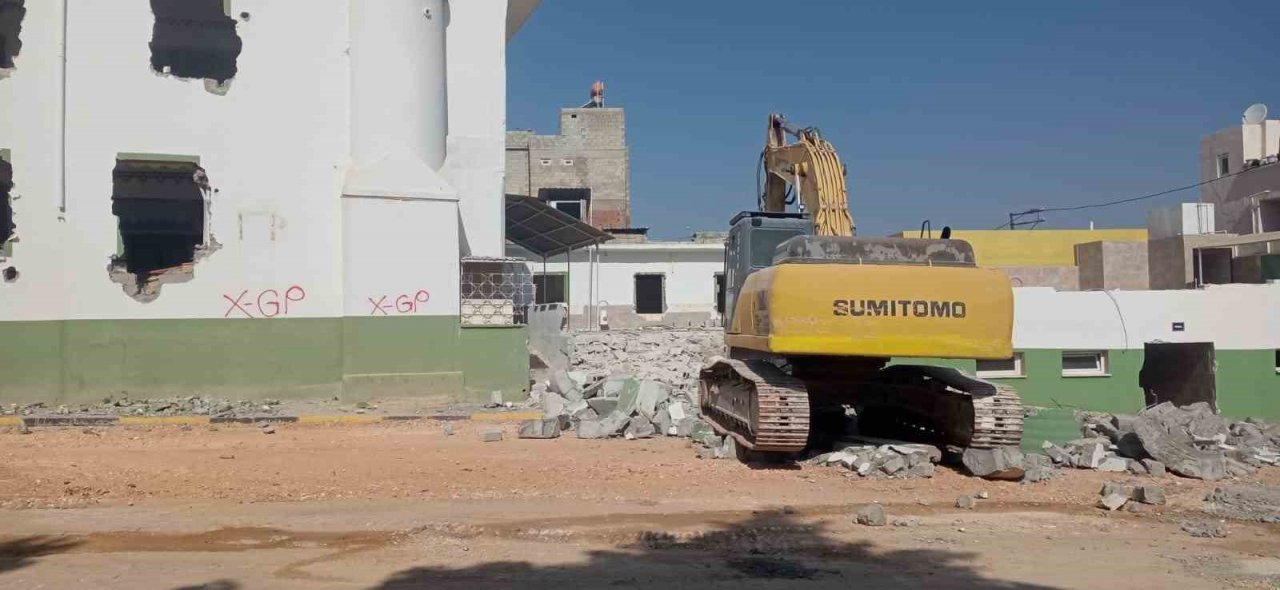 Karkamış’ta ağır hasar alan cami yıkıldı