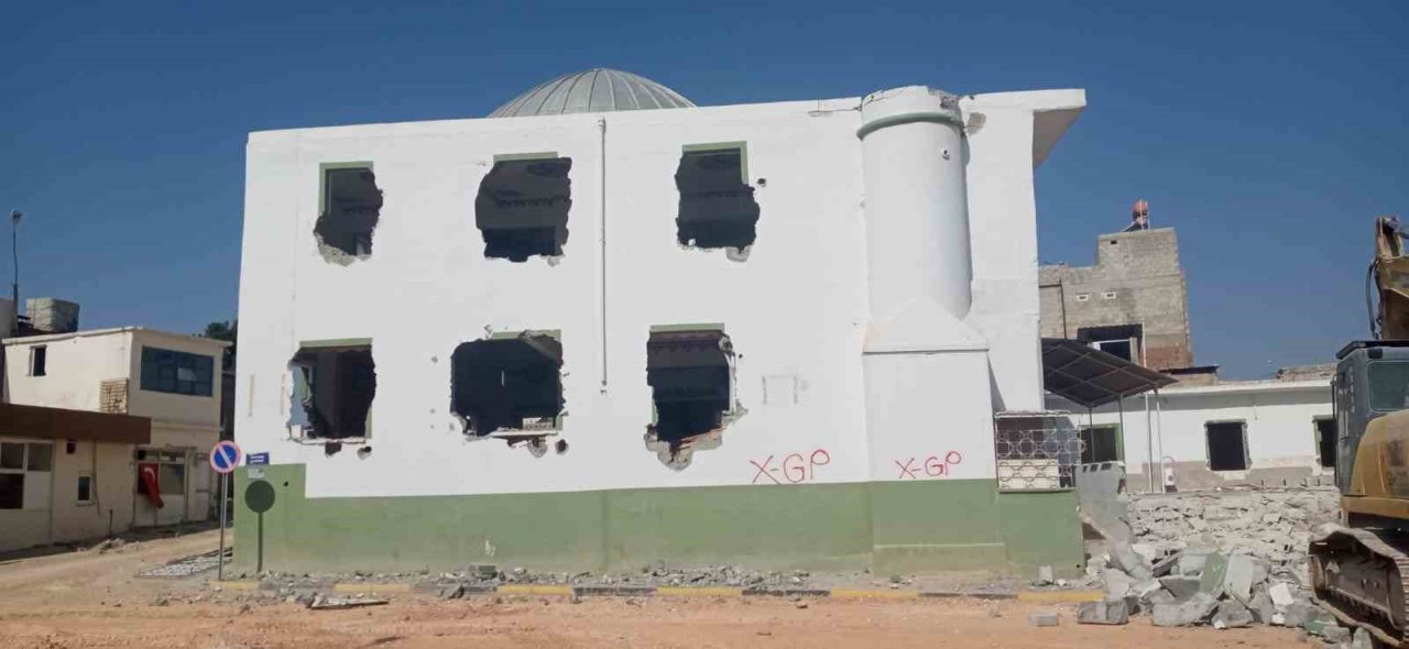 Karkamış’ta ağır hasar alan cami yıkıldı