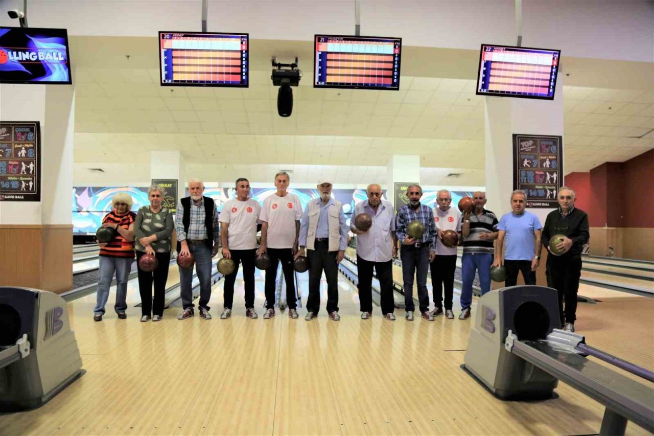 Keçiören’de huzurevi sakinleri bowling oynadı