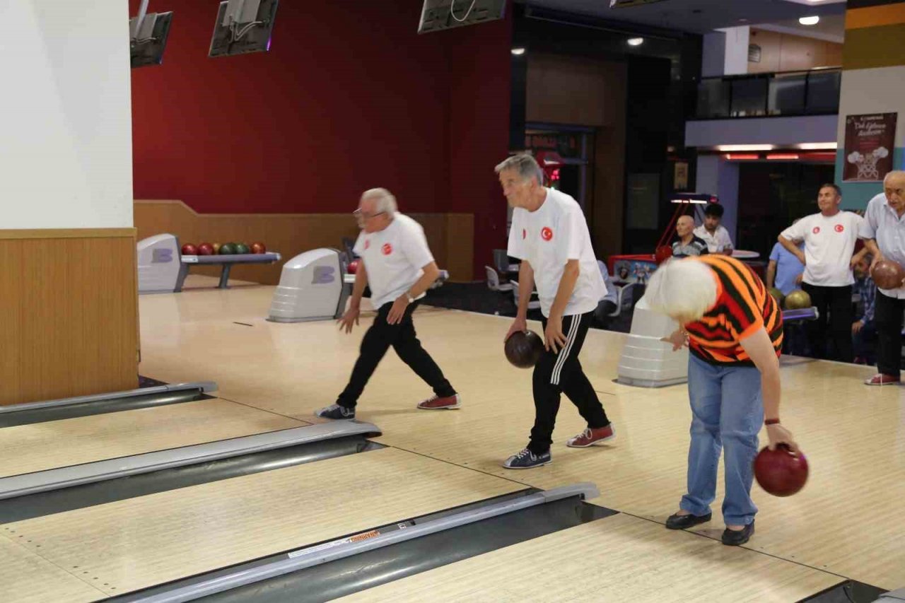 Keçiören’de huzurevi sakinleri bowling oynadı